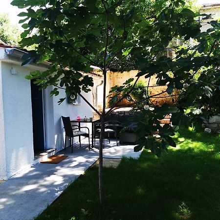 Lux Apartments In Downtown Пула Екстериор снимка