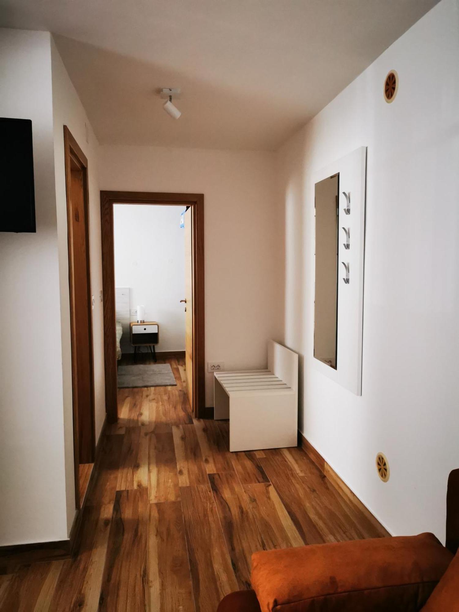 Lux Apartments In Downtown Пула Екстериор снимка