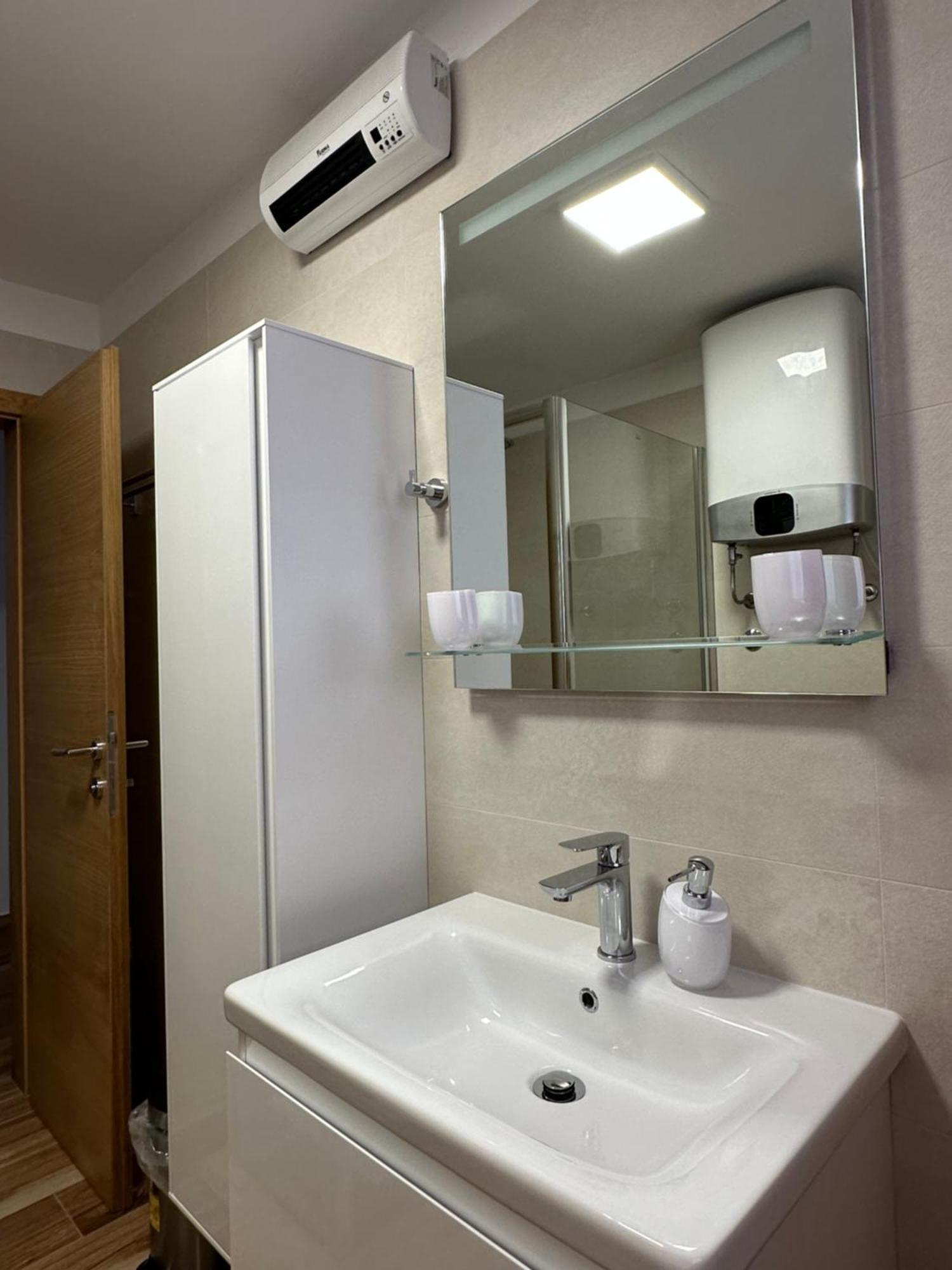 Lux Apartments In Downtown Пула Екстериор снимка