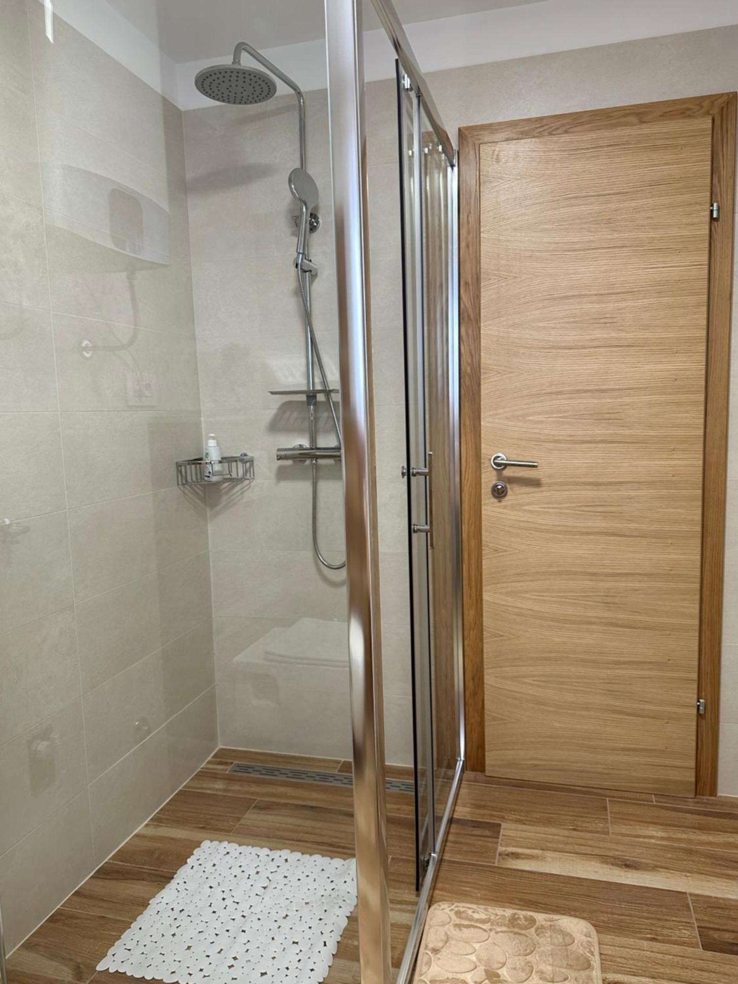 Lux Apartments In Downtown Пула Екстериор снимка