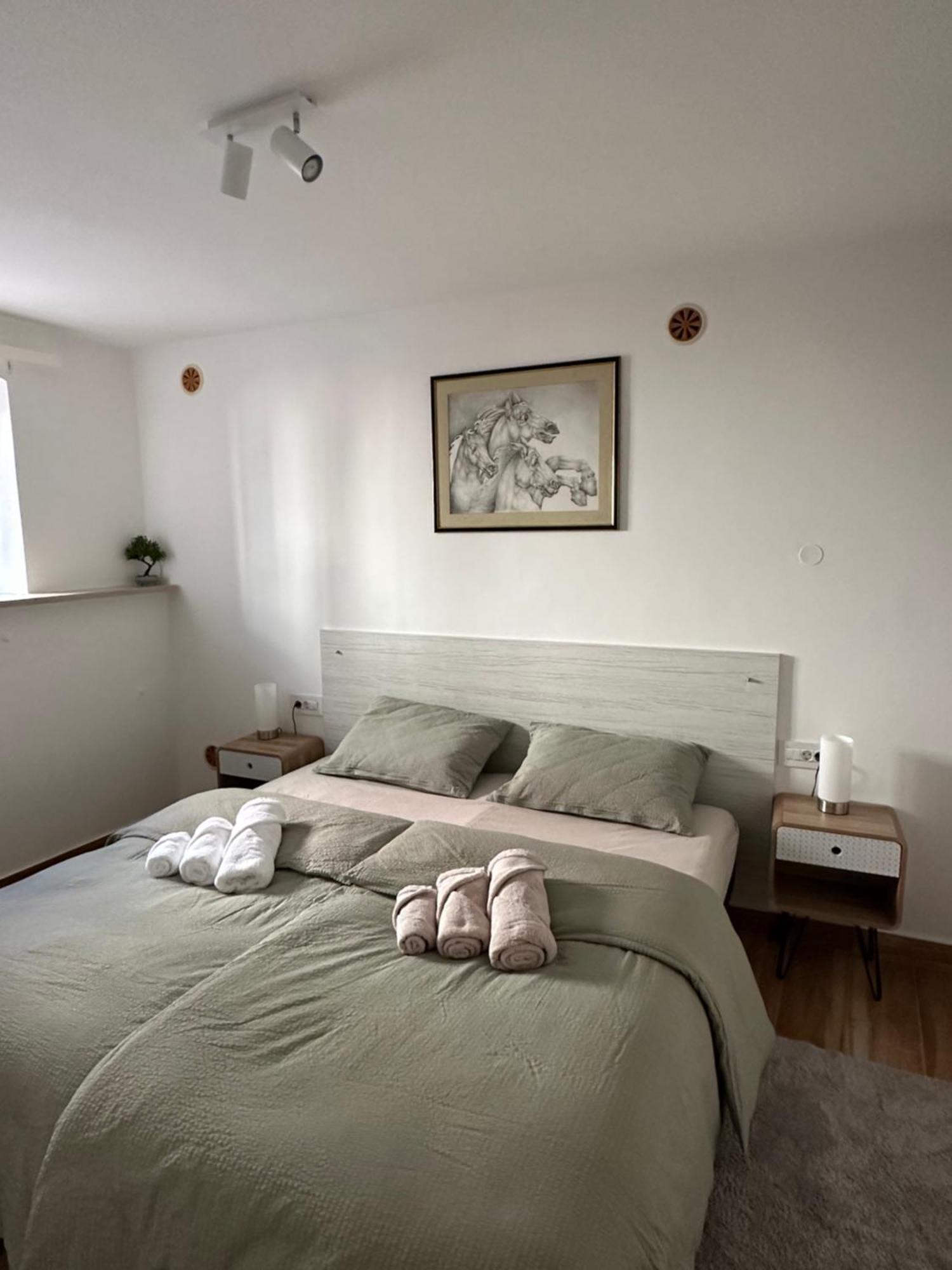 Lux Apartments In Downtown Пула Екстериор снимка