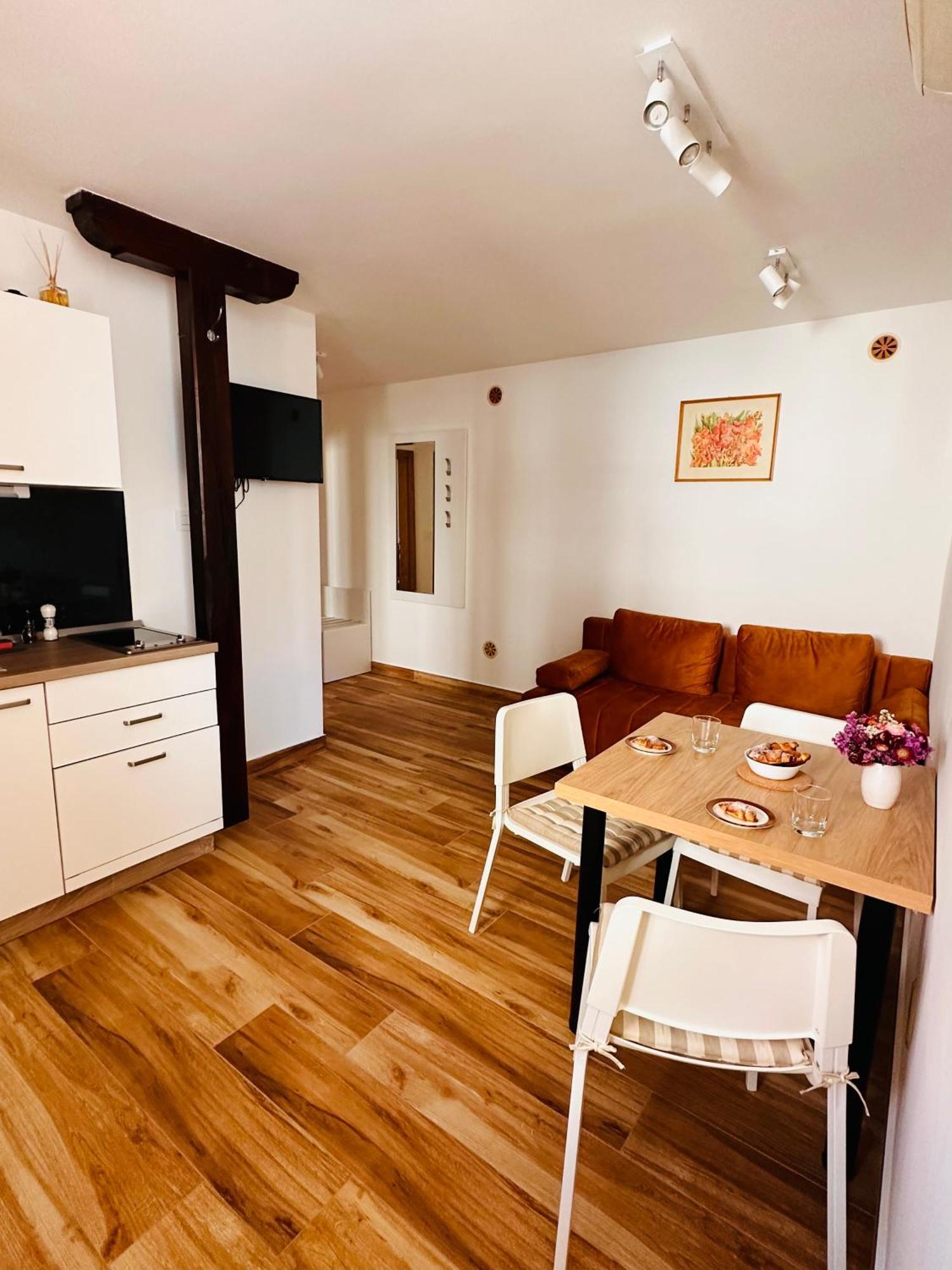 Lux Apartments In Downtown Пула Екстериор снимка