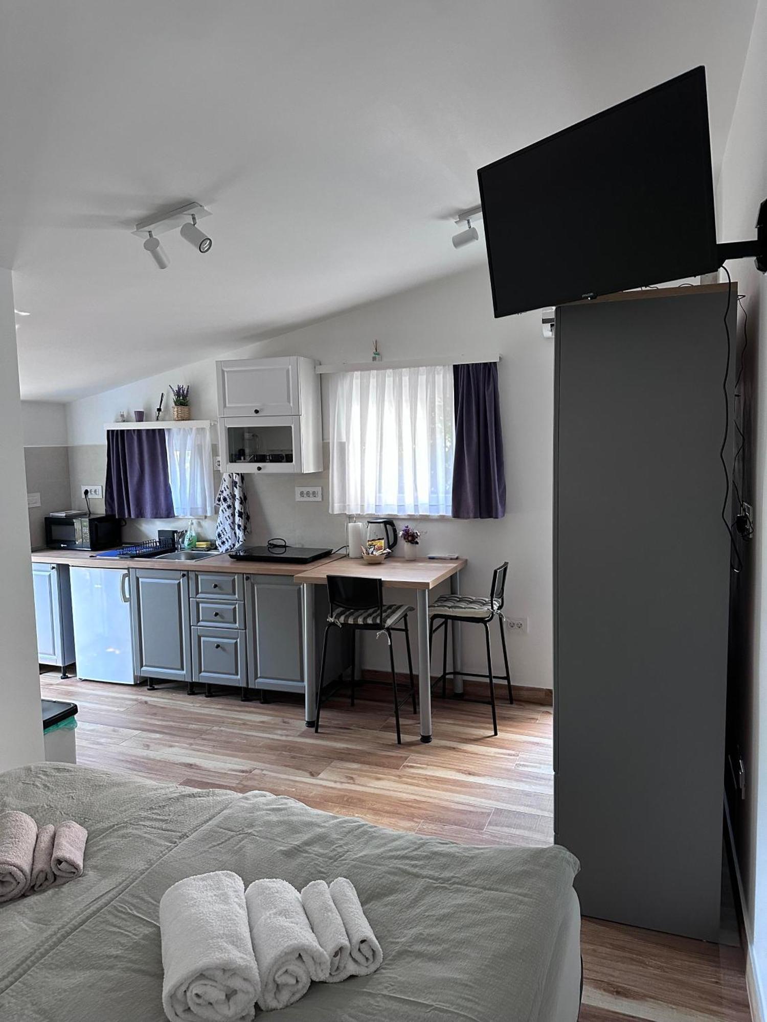 Lux Apartments In Downtown Пула Екстериор снимка
